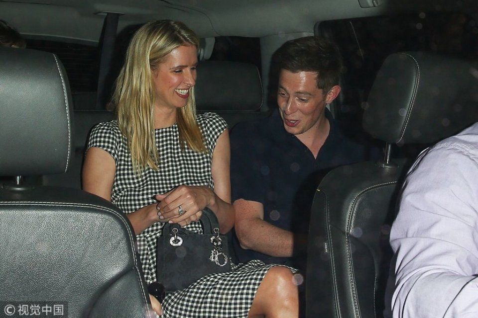 妮基希尔顿高开衩秀美腿性感露背 与老公甜蜜赴晚餐牵手超恩爱