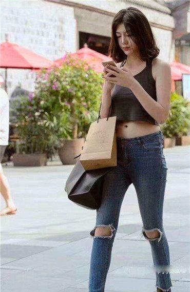 紧身牛仔裤，能衬托出美女身材，显现女性的气质