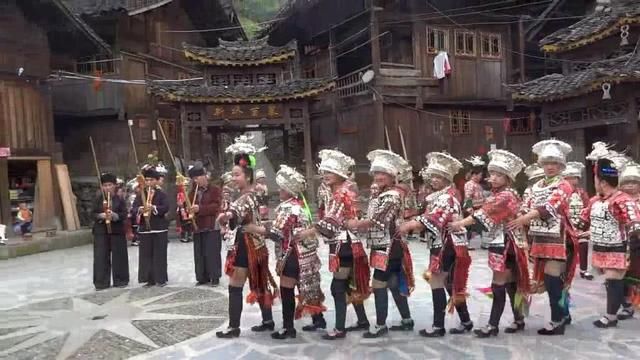 中国最性感的民族，可有个民族的女生，几千年来竟然都是穿的短裙