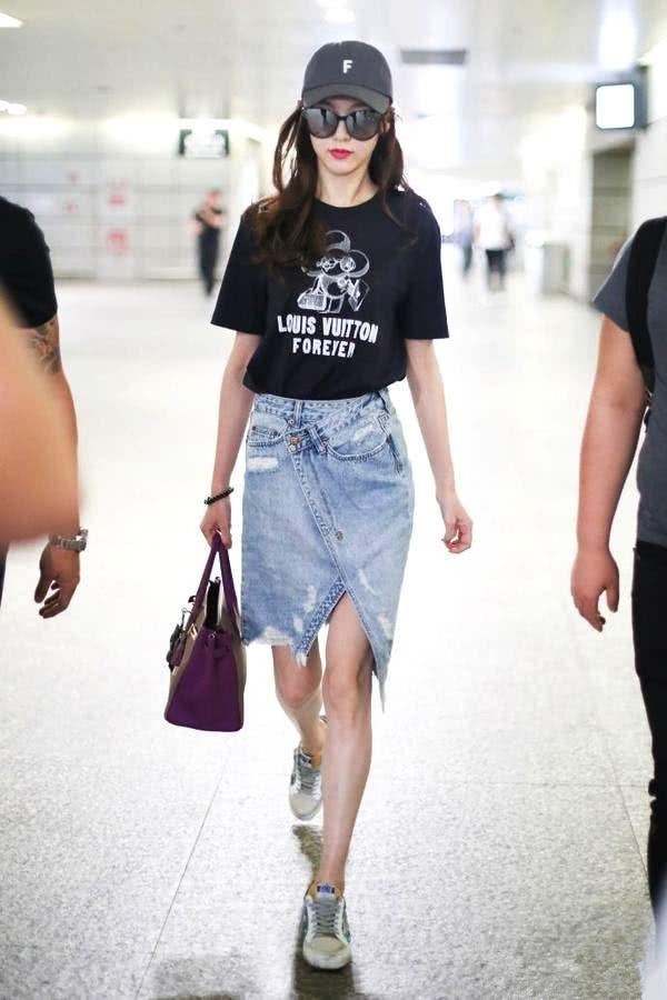 丢掉磨脚的高跟鞋，秋季pick裙子+运动鞋，给你想不到的美