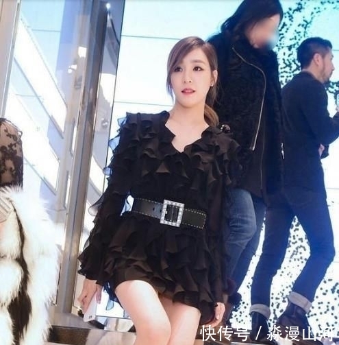 『礼裙』这是黄美英?身穿礼裙尽显小蛮腰大长腿,网友:这身材好到不敢看