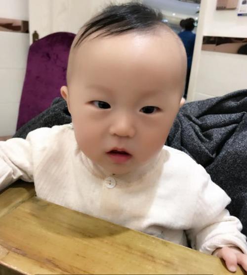 妹子，别嘚瑟了，这连衣裙太独特了，后背就剩两根吊带了，放弃吧