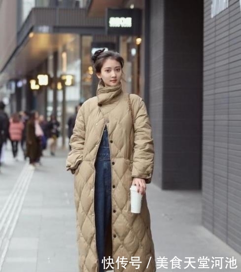 「短发」街拍:齐肩短发的小美女,白色长裙配黑色高跟鞋,简洁又素雅