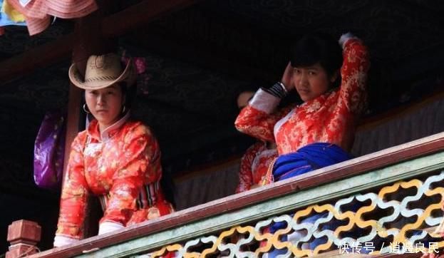 云南最“独特”的村庄：女人赚钱养家，男人可以什么都不干？