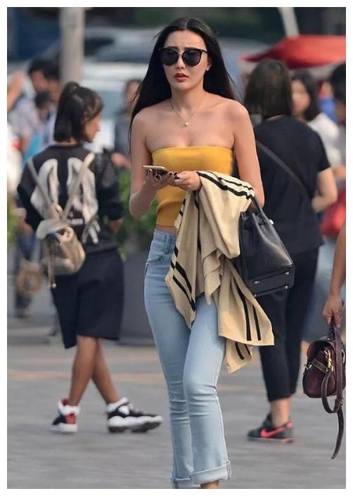 街拍：图1美女竟然把“蕾丝内衣”外穿，真是亮瞎双眼