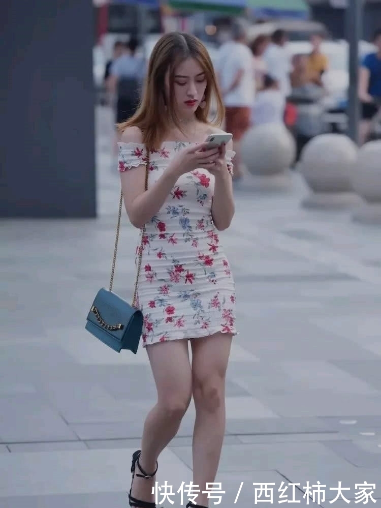  『穿着』路人街拍：小姐姐穿着碎花裙修身时尚，网友：身材真好