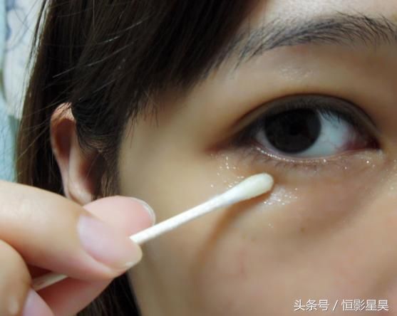 晚上睡觉前用它擦脸，久了就会发现皱纹眼袋居然消失了