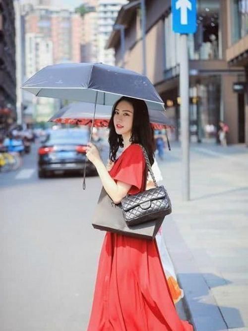  『气质』街拍，瞧，小姐姐这自信的走姿，一看就是一位拥有模特气质的女生