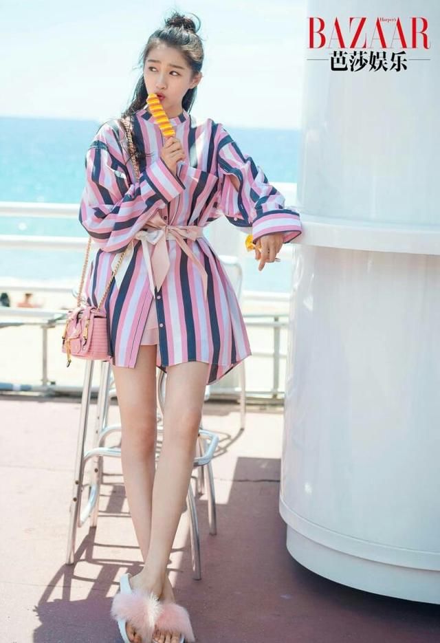 关晓彤戛纳拍海边大片，大长腿一览无余，高挑身材媲美超模