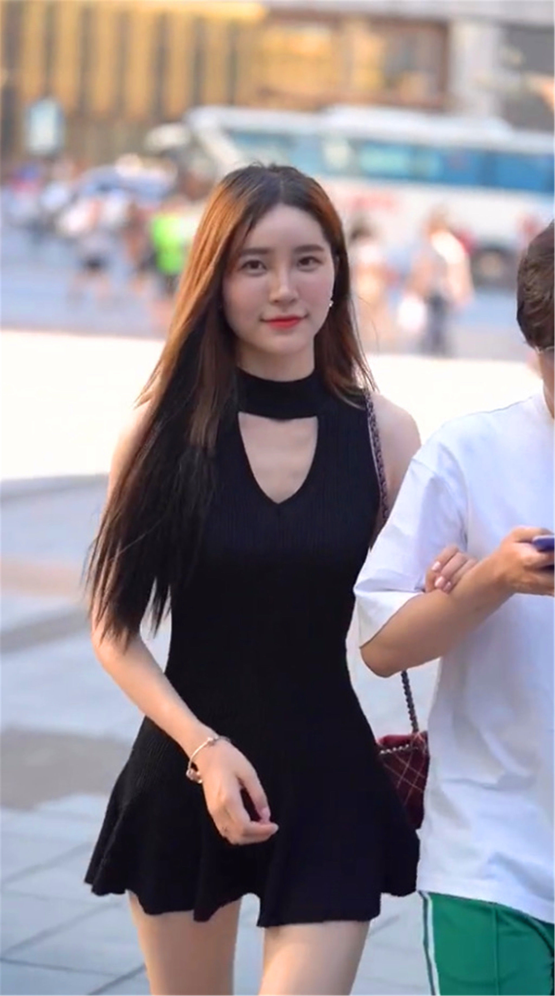 街拍:最后一位美女衣不遮体，和她一起逛街是种“折磨”!