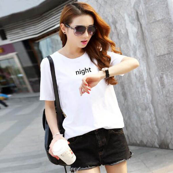 微胖女人别再穿宽松衣服了!瞧这紧身时尚T恤，显现凸凹有致身材