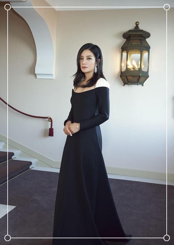 赵薇连这么紧身的裤子都穿的进去，对自己真狠！网友：显腿细呗！