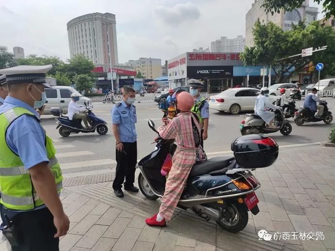  一线微观|桂平路口女子逆行、还抓伤交警……最后却从轻处罚！怎么回事？ | 交警