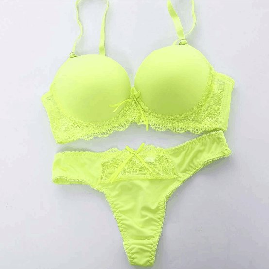 女人洗澡后穿这样的文胸，老公见了离不开眼，简单太迷人了