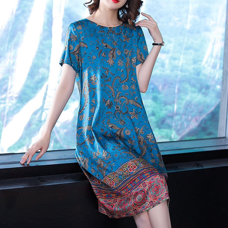 让中年妈妈美翻天的印花连衣裙，优雅大气的上身效果，可爱又撩人