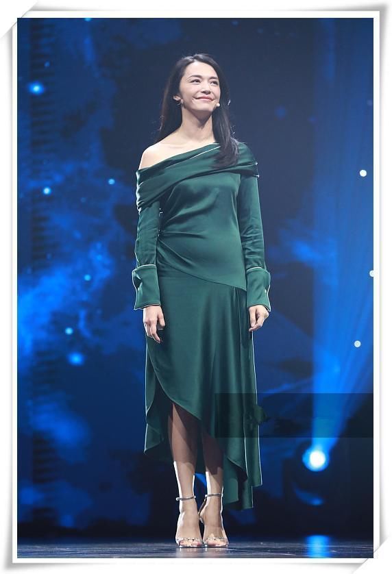 当何穗和姚晨同穿墨绿色露肩裙，网友:差距赶超买家秀和卖家秀!