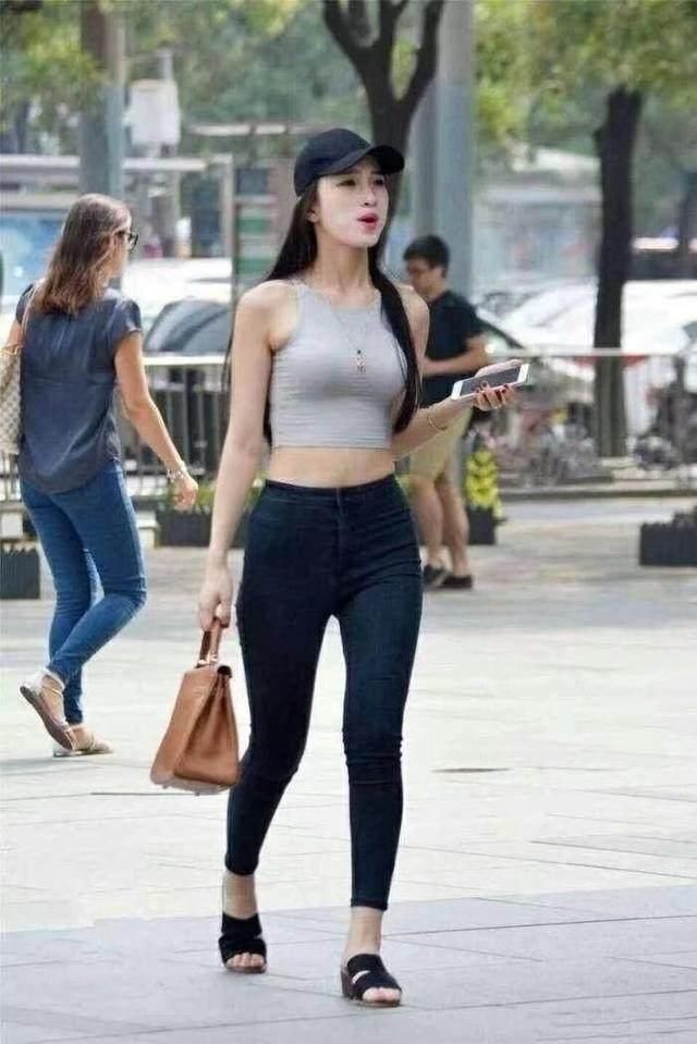 黑色修身裤和露脐装的搭配，丰满女人也会有不错的效果哦!