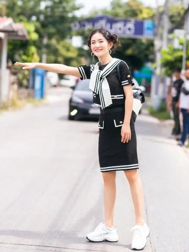  『清爽』厉害了！剪短发的谢娜，搭配清爽黄裙看上去年轻10岁