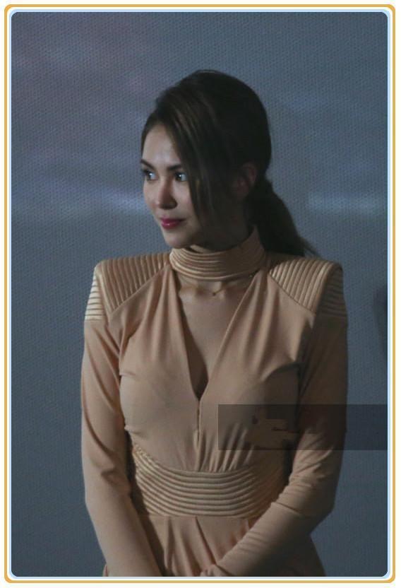 杨颖和昆凌都是模特出身,可同穿裸色裙,身材竟完全不在一个调上