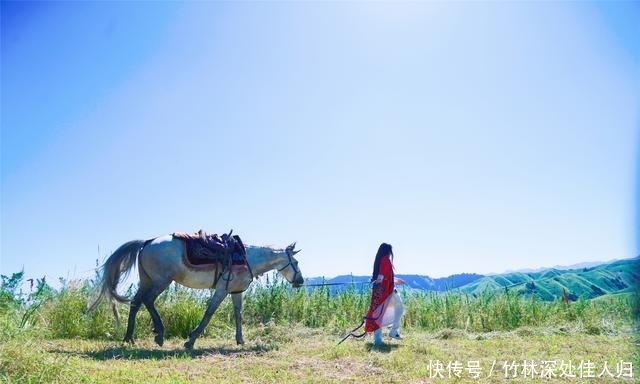 跟着哈萨克族牧民上山打草，体验哈萨克族生活，感受新疆秋季魅力