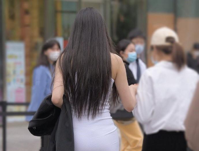 「模特穿」街拍:黄金镶的鞋跟,价值百万吧?一般人驾驭不了这种鞋子