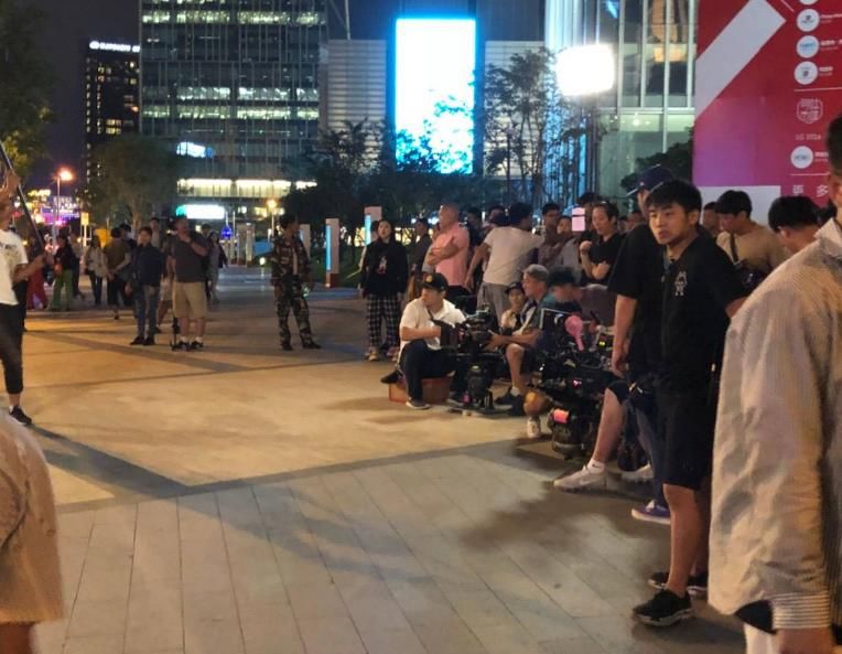 杨紫一身时尚穿搭与马天宇街头拍新戏，御姐范十足