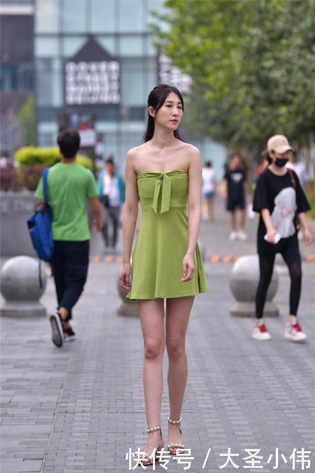  时尚姑娘|美女街拍：美女属于轻熟穿芥末绿抹胸短裙，香肩玉臂一览无余呀！