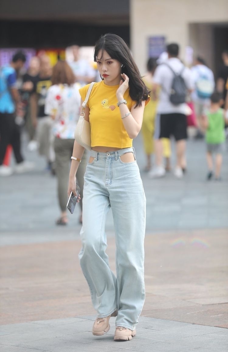  【小姐姐】街拍：图三小姐姐的背影，就已经很迷人了