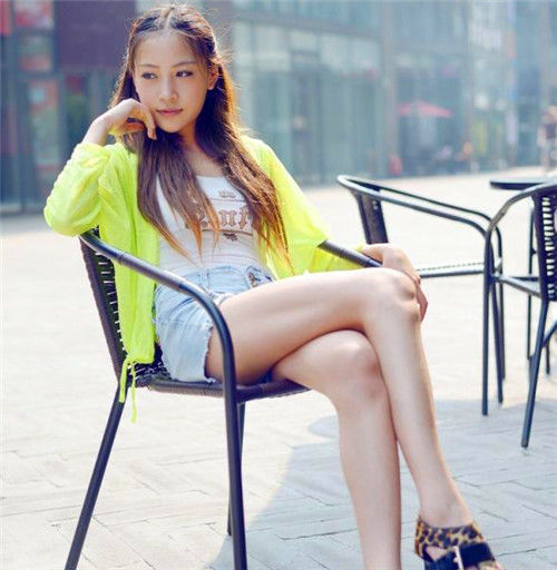 深色|街拍:长发披肩的美女,身穿深色短裙,端庄秀美