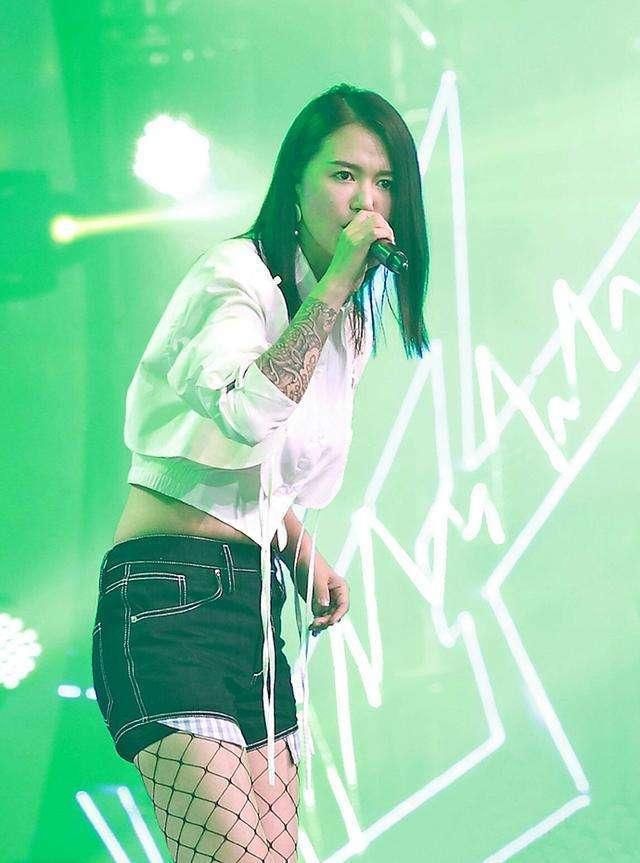 谁说渔网、黑丝“土气”?谭维维凭着大长腿硬是穿出了高级感!