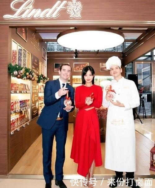 [ 奢侈]大胆穿52600报纸吊带裙显超模身材，心疼蓝盈莹，辛芷蕾发福更“奢侈”