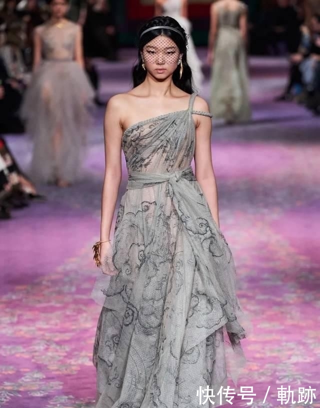 『花朵』2020开春 流行穿“开满花”的裙子,谁穿谁美!