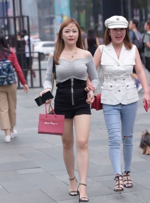 「大方」街拍:高跟鞋最知女人心,让腿部线条完美体现,美丽又大方