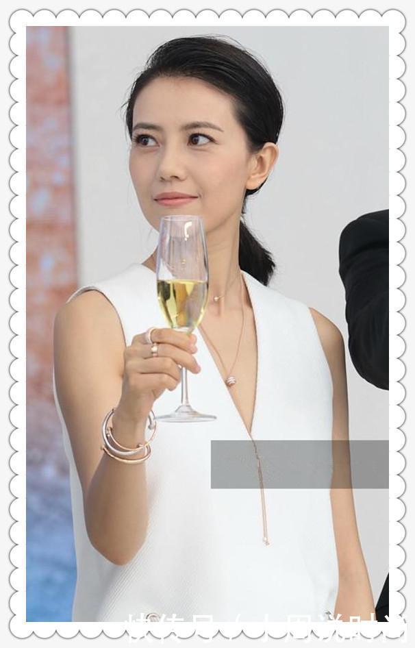 当俞飞鸿和高圆圆同穿深V裙那一刻,我才知道什么叫气质如兰!!