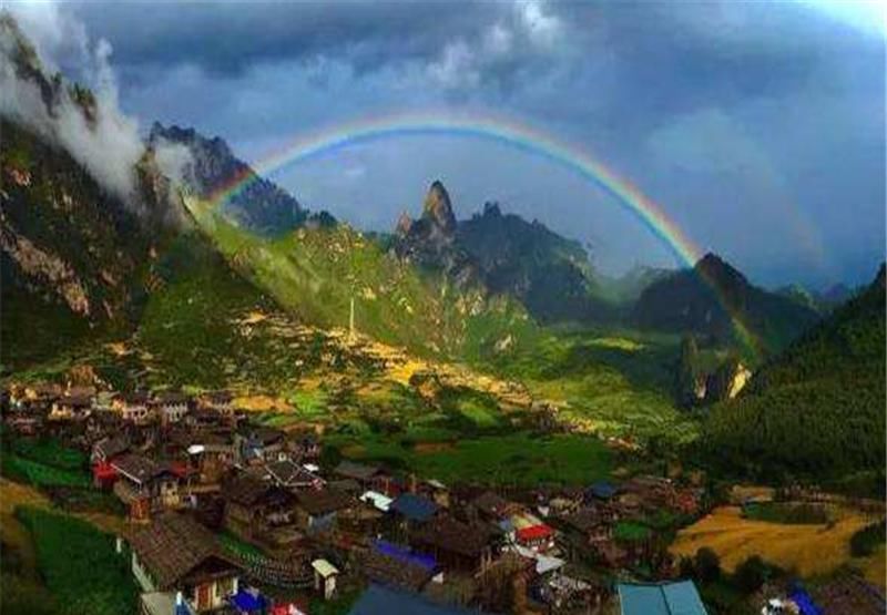  美景：中国一被群山环绕的景区，仅有一条小路通行，却有世外桃源的美景