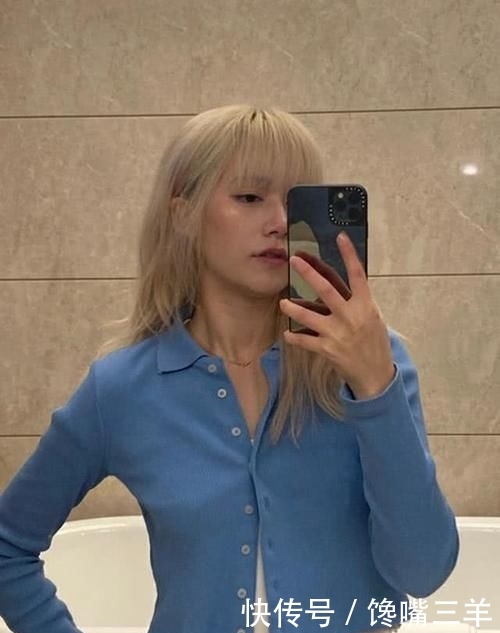  「蓝色」李诞女友黑尾酱另类穿衣服，衬衫只扣一粒扣，露蛮腰表情搞怪