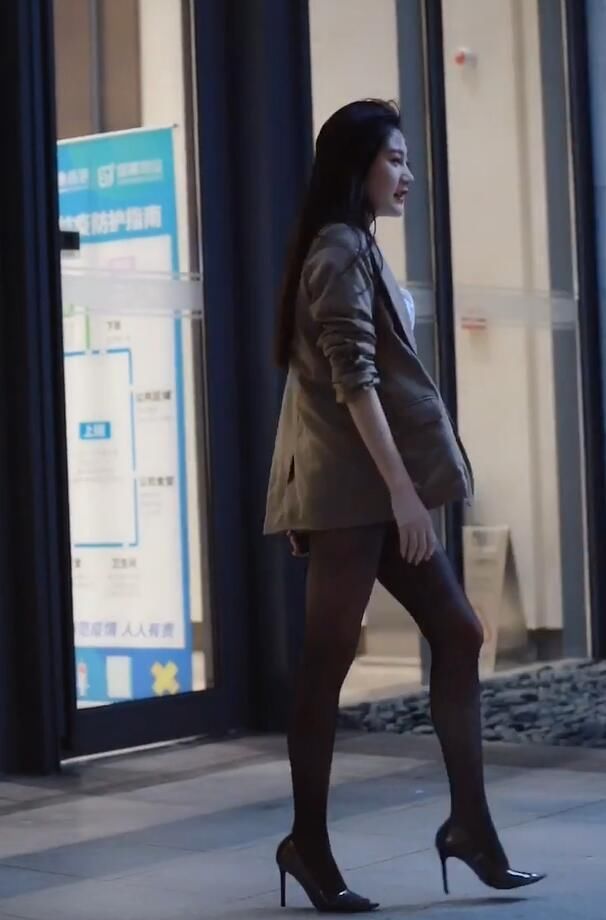  『穿搭』西服也要搭配丝袜，时尚美女按捺不住展示美的心情