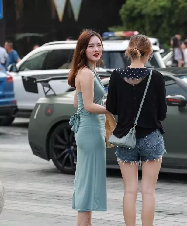 街拍：看身材，真的超性感的一位翘臀姐姐，穿紧身裙很合身得体！