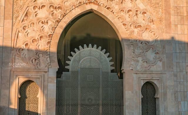 为了国王的梦,3万工人移沙填海,耗资5亿多美元建海上清真寺