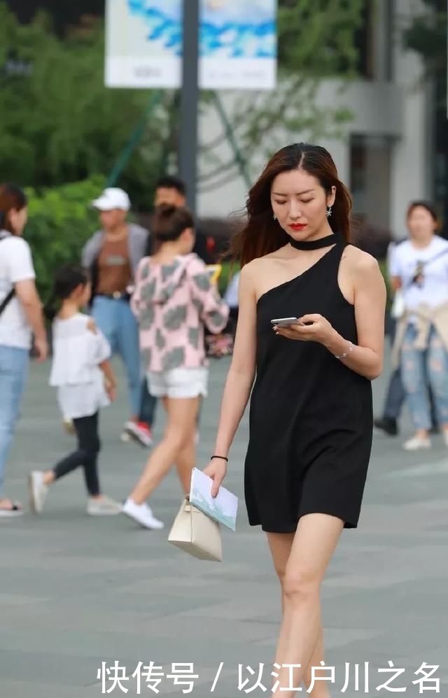  『款式』都市女性搭配高跟鞋，让时尚变得更加的简单