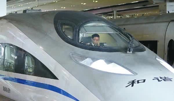 高铁司机只有一人，万一内急了该怎么办？无知限制了我的想象