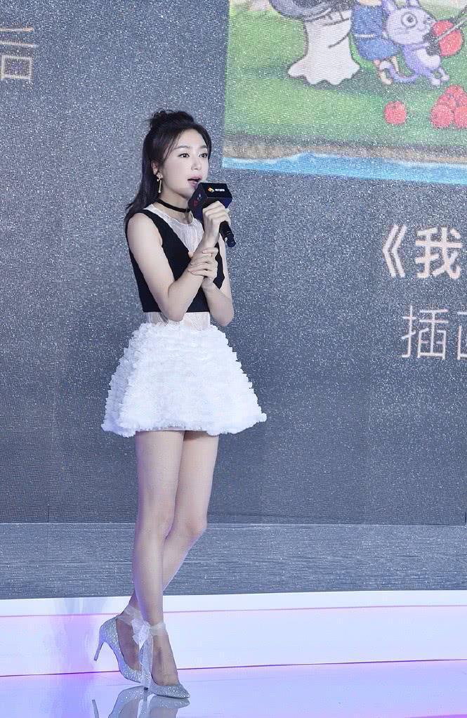 秦岚身穿斜肩鱼尾长裙, 好身材一览无余, 网友: 正经起来真要命