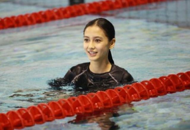 生理期事件之后，baby假吃爆米花被嘲，网友：真不争气