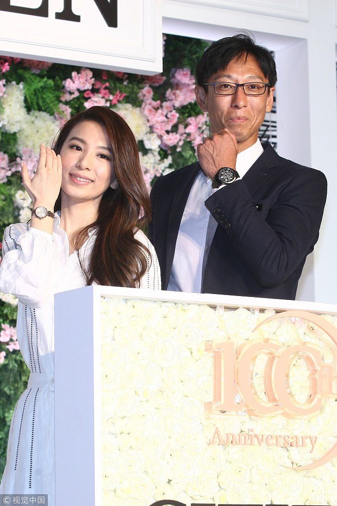 田馥甄梳大波浪卷发穿白蕾丝裙仙气飘飘  闻Ella合约问题忙打太极