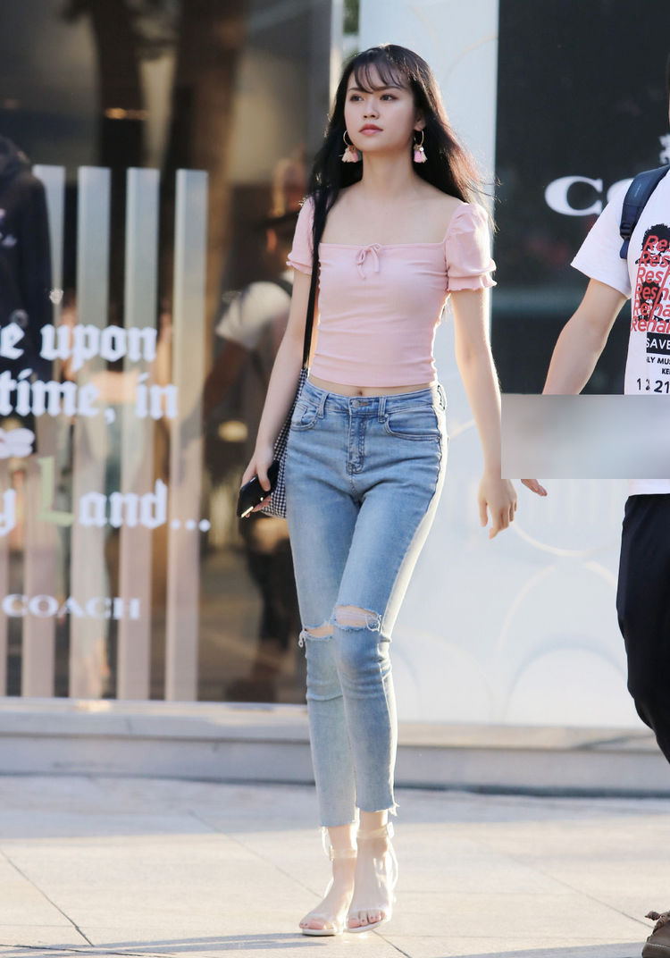 路人街拍:小姐姐的破洞牛仔裤还能更破一点吗?一点不影响秀美腿