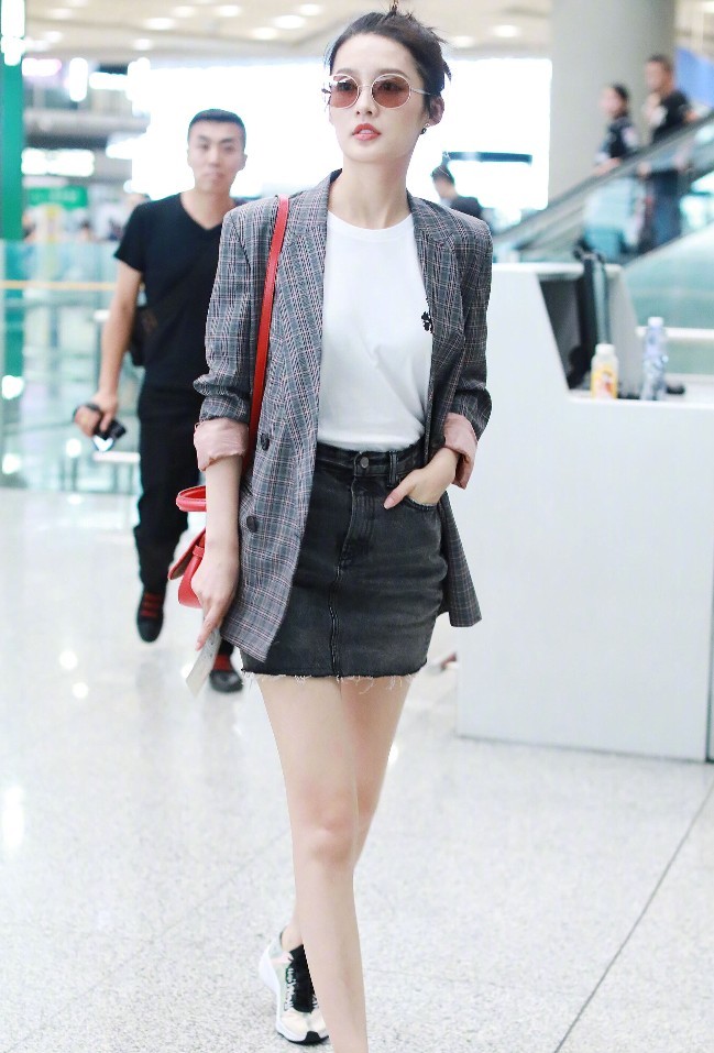 李沁真是会穿，79元的T恤配6601元的外套，却毫无违和感！