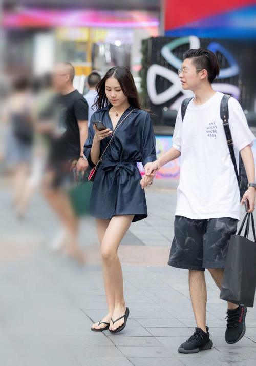 街拍，可爱小姐姐穿着清凉又性感，颜值出众，成为人群中的焦点！