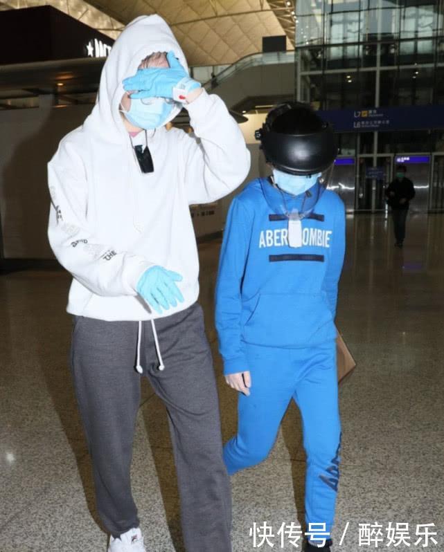 『手环』甄子丹一家四口全副武装现身返港,被戴追踪手环接受强制隔离