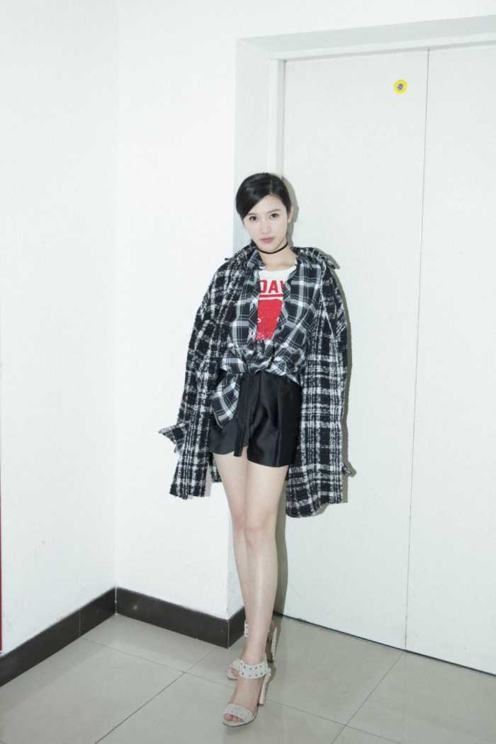 杨子姗为了秀腿! 短裤直接提到大腿根, 只见上身穿的那么臃肿!