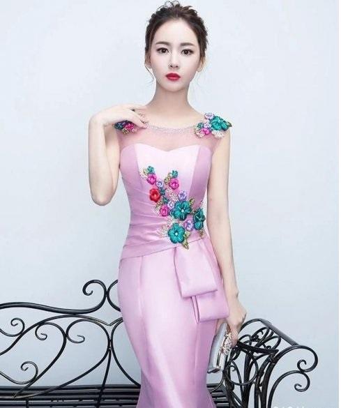 路人街拍：看衣服差点就以为小姐姐是东洋美女，修长玉腿是例外